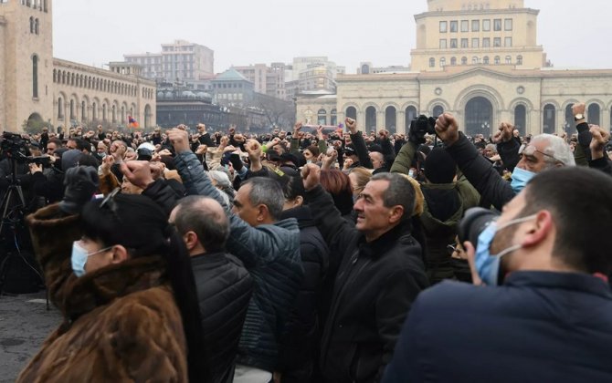 Противники Пашиняна собрались у здания парламента Армении