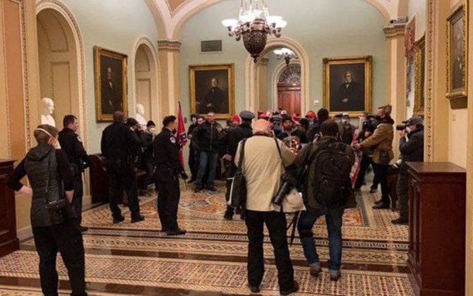 Демонстранты ворвались в здание конгресса США
