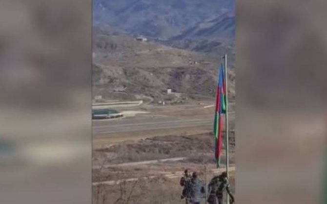 Əsgərlərimiz Qafan aeroportunun qarşısında Azərbaycan bayrağı qaldırdılar -  VİDEO