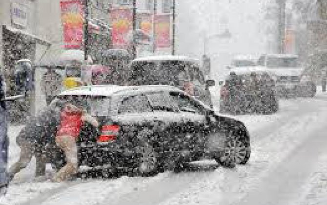 В Японии из-за снегопада образовался затор с более чем 1 тыс. автомобилей
