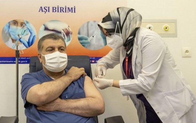 Глава минздрава Турции в прямом эфире прошел вакцинацию