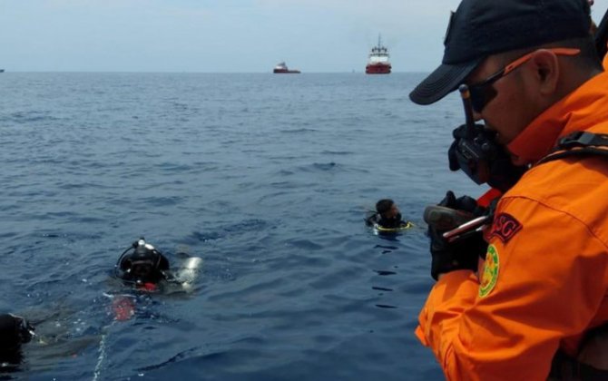 Спасатели возобновили поиски второго черного ящика разбившегося в Индонезии самолета
