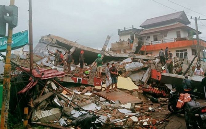 Число жертв землетрясения в Индонезии достигло 46
