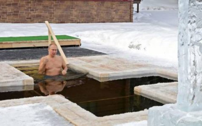 Putin xaç suyuna girdi -  VİDEO