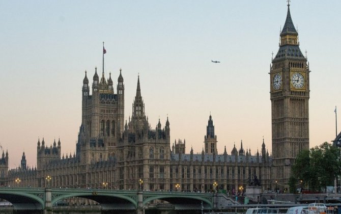 В Лондоне над зданием парламента появился дым — ВИДЕО