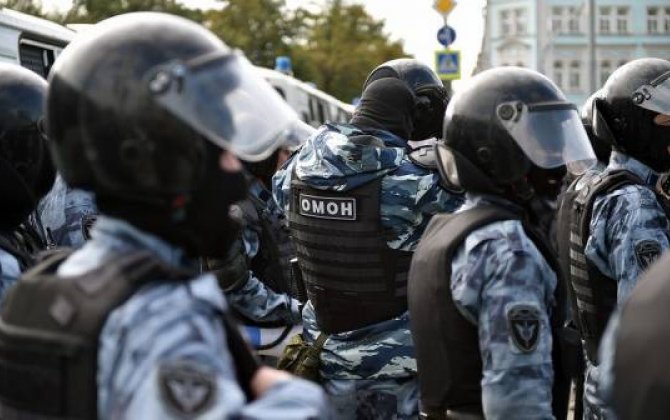 Çeçen nümayişçi Moskvada OMON-nun 4 əməkdaşını döydü -  VİDEO