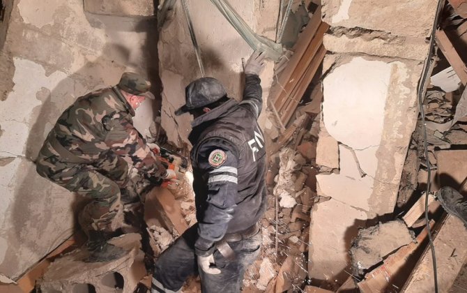 В Хырдалане под завалами обрушившегося дома остался ребенок