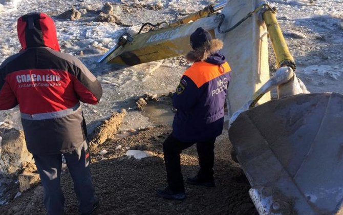 Экскаватор ушел под лед в Хабаровском крае