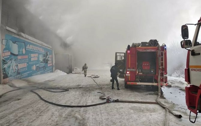Трое пожарных пропали при тушении пожара на складе в России