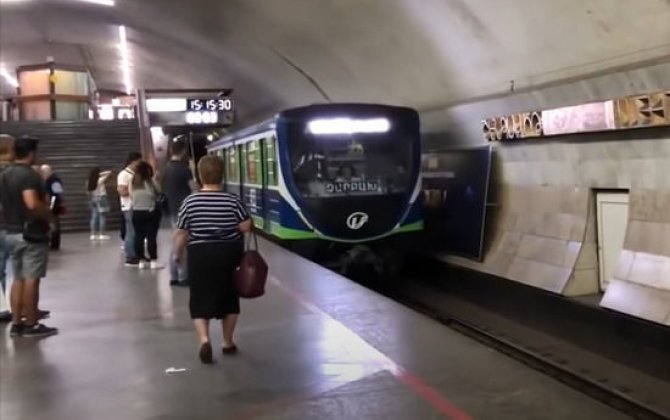 İrəvan metrosunda rus dilində olan lövhələr sökülür