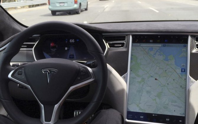“Tesla”nın sürücüsüz avtomobilinə minənlər həyatını itirdi