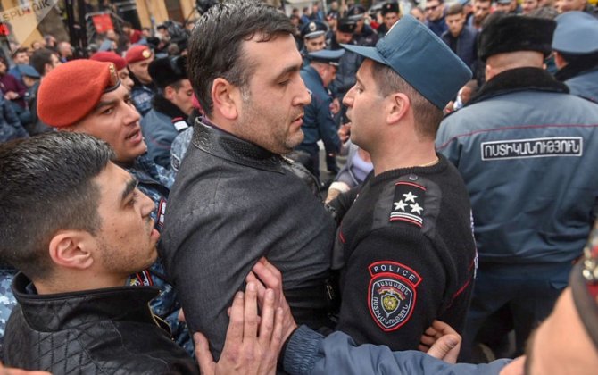 Ermənistanın Baş Prokurorluğu qarşısında toqquşmalar olub, xəsarət alan var