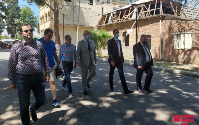 Французские журналисты посетили территорию в Гяндже, подвергшуюся обстрелу со стороны Армении