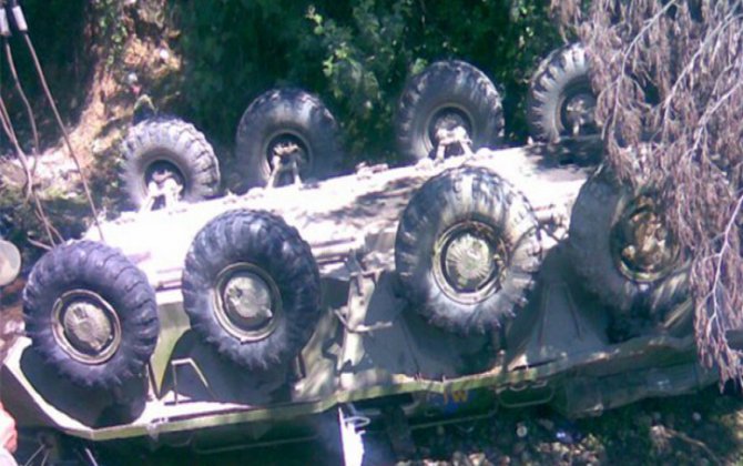 В Армении БТР упал в ущелье, водитель-механик погиб