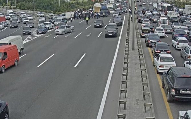 ДТП в Баку стало причиной дорожного затора — (фото)