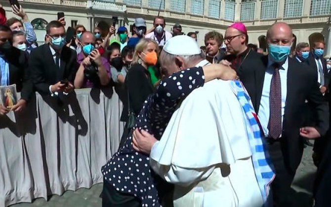 Roma Papası qadının döyməsini öpdü – VİDEO