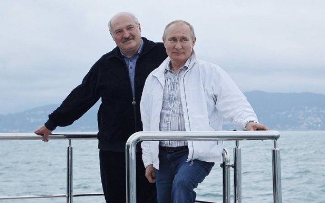 Putin və Lukaşenko dəniz gəzintisində - VİDEO
