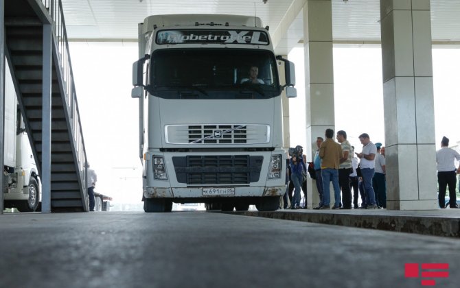 На таможенном посту Самур более 1500 грузовиков ждут в очереди на въезд в Россию