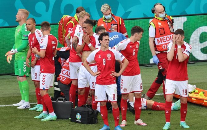 Футболист сборной Дании потерял сознание во время матча ЧМ с финнами
