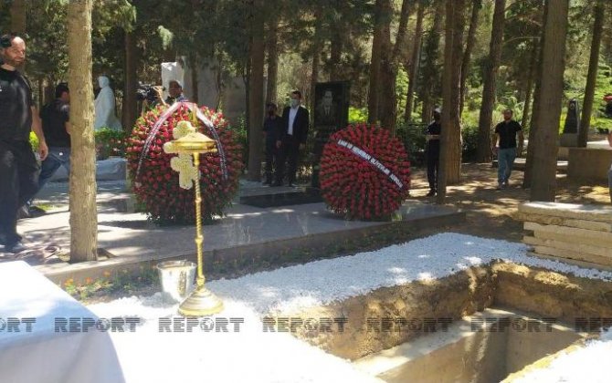 От имени Ильхама Алиева и Мехрибан Алиевой возложен венок к могиле архиепископа Александра — (фото)