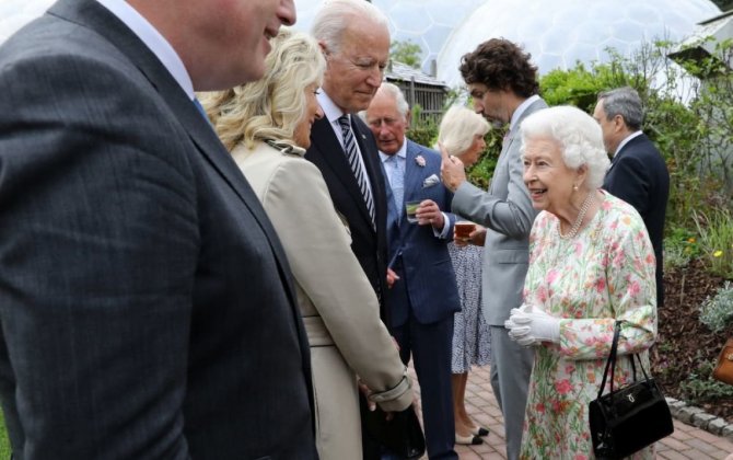 Байден нарушил королевский протокол на саммите G7