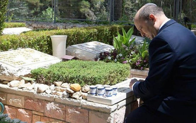 Новый премьер Израиля начал первый рабочий день с посещения могилы друга