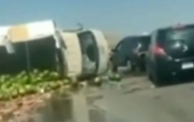 На трассе Баку-Газах перевернулся грузовик с арбузами — ВИДЕО