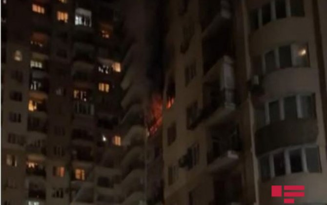 МЧС распространил информацию о пожаре в многоэтажном доме в Баку