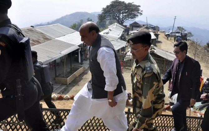 Глава Минобороны Индии инспектирует границу с Китаем