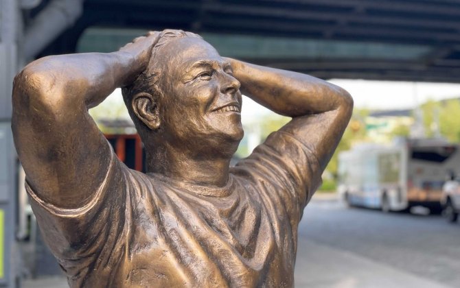 В Нью-Йорке установили бронзовую статую Илона Маска