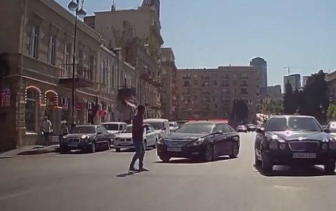 В Баку пешеход-нарушитель спровоцировал ДТП — ВИДЕО