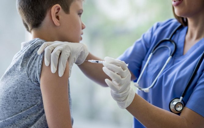 В Индонезии началась вакцинация против коронавируса детей от 12 лет