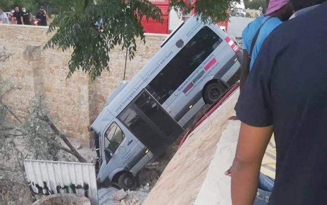 Микроавтобус упал с крепостной стены в столице Кипра