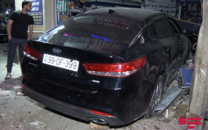 В Баку автомобиль въехал в магазин стройматериалов-(фото)