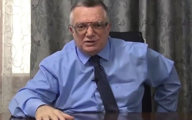 Şüşə evdə oturan İsfəndiyar Vahabzadə...