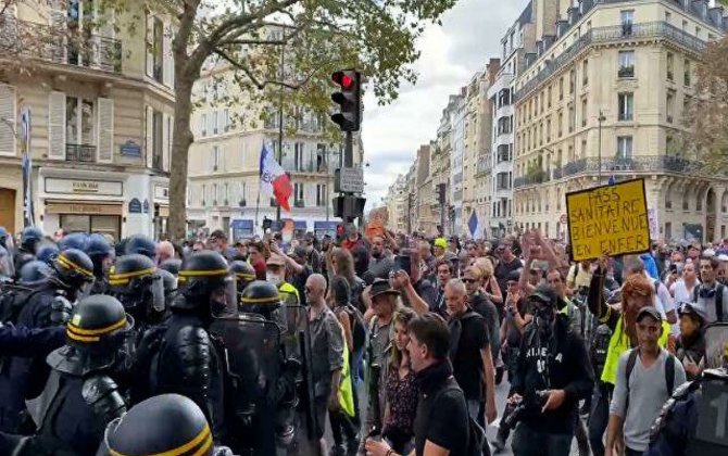 На акции протеста в Париже вспыхнули крупные беспорядки