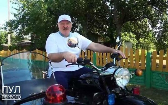 Lukaşenko motosiklet sürdü - VİDEO