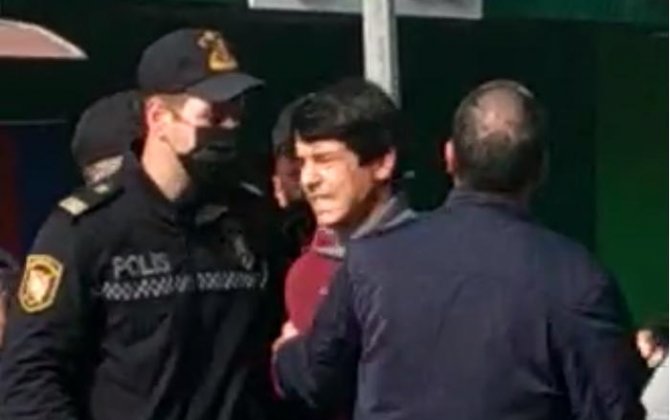 Polis malları yanan sahibkarın oğlunu saxladı, insanlar etiraz etdi - VİDEO