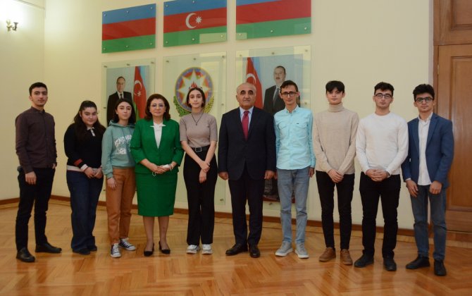 UNEC rektoru Prezident təqaüdçüləri ilə görüşüb - FOTO