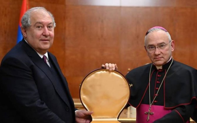 Roma papası qəsbkar Ermənistan prezidentini Vatikanın ən ali mükafatına layiq gördü...