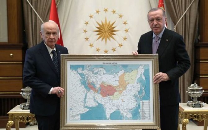 Baxçalı Ərdoğana Türk dünyasının xəritəsini təqdim etdi - FOTO