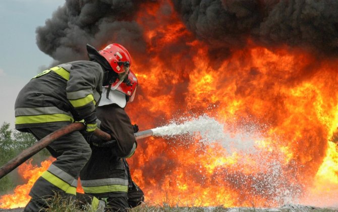 МЧС распространило оперативные кадры с пожара на строительном рынке в Шамкире-ВИДЕО