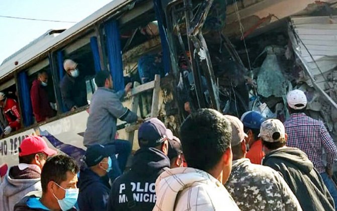 В ДТП с автобусом в Мексике погибли 19 человек-(фото)