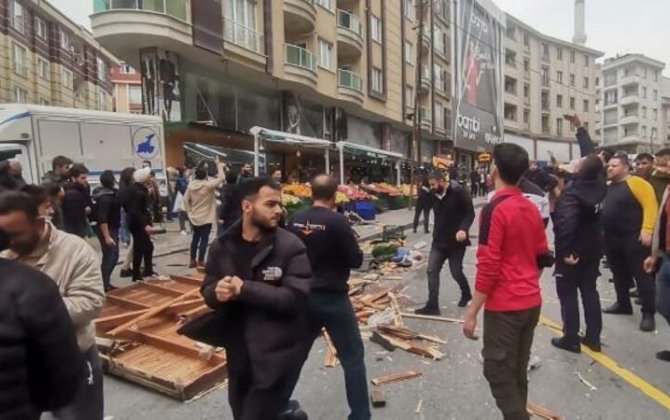 İstanbulda dəhşət: maşınlar aşdı, evlərin damı qopdu - VİDEO