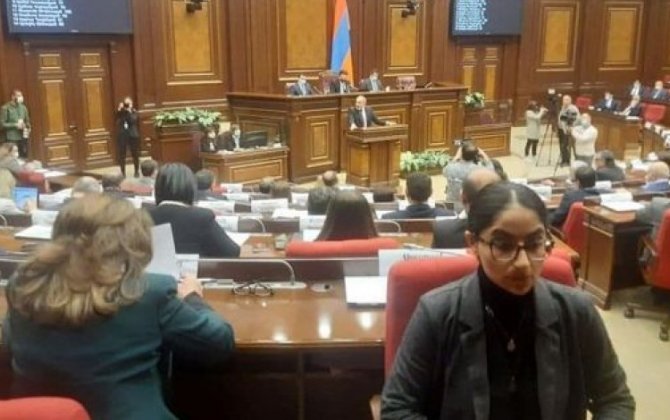 Армянский депутат повернулся спиной к Пашиняну