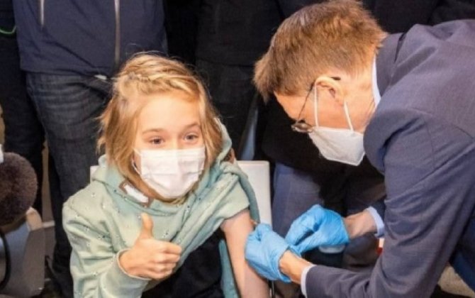 Министр здравоохранения Германии лично привил двух детей от COVID-19