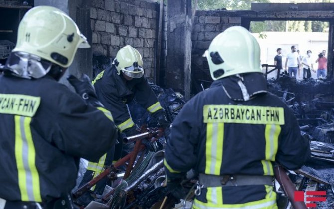 В Хырдалане в жилом здании произошел пожар, 10 человек эвакуированы