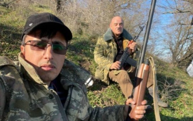 В Азербайджане чиновники позировали с оружием