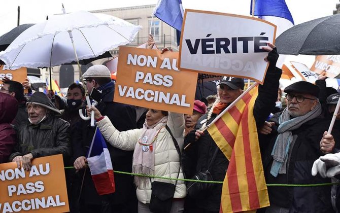 Во Франции прошли протесты против вакцинных пропусков