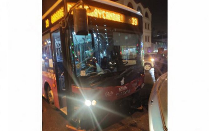 В Баку автобус попал в ДТП